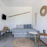Milos Swell